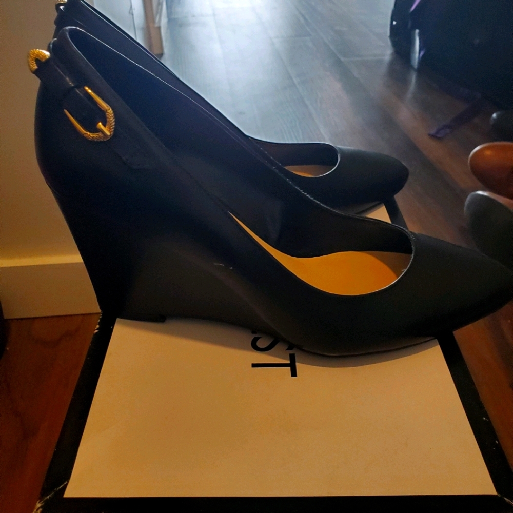 BLACK WEDGE PUMPS